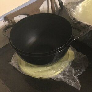 NEW 42 cup Thatsa bowl black with lite greenish lid new never used